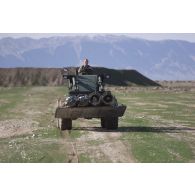 Un engin du génie des démineurs américains sert au transport de bombes soviétiques.