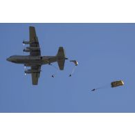 Des stagiaires du 1er régiment de chasseurs parachutistes (1er RCP) sautent d'un avion Super Hercules sur la zone de saut de Wright à l'école des troupes aéroportées (ETAP) de Pau.