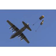 Des stagiaires du 1er régiment de chasseurs parachutistes (1er RCP) sautent d'un avion Super Hercules sur la zone de saut de Wright à l'école des troupes aéroportées (ETAP) de Pau.