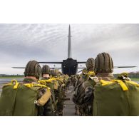 Des stagiaires du 1er régiment de chasseurs parachutistes (1er RCP) attendent d'embarquer à bord d'un avion Super Hercules pour un saut à l'école des troupes aéroportées (ETAP) de Pau.
