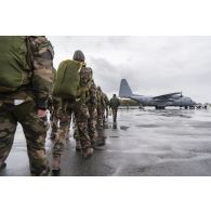 Des stagiaires du 1er régiment de chasseurs parachutistes (1er RCP) partent en formation à bord d'un avion Super Hercules sur la zone de saut de Wright à l'école des troupes aéroportées (ETAP) de Pau.