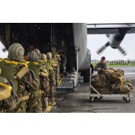 Des stagiaires du 1er régiment de chasseurs parachutistes (1er RCP) partent en formation à bord d'un avion Super Hercules sur la zone de saut de Wright à l'école des troupes aéroportées (ETAP) de Pau.