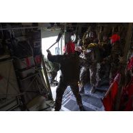 Des stagiaires du 1er régiment de chasseurs parachutistes (1er RCP) sautent d'un avion Super Hercules à l'école des troupes aéroportées (ETAP) de Pau.