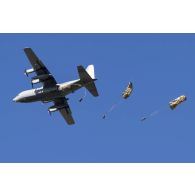 Des stagiaires du 1er régiment de chasseurs parachutistes (1er RCP) sautent d'un avion Super Hercules à l'école des troupes aéroportées (ETAP) de Pau.