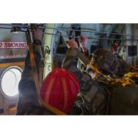 Des stagiaires du 1er régiment de chasseurs parachutistes (1er RCP) s'apprêtent à sauter d'un avion Super Hercules à l'école des troupes aéroportées (ETAP) de Pau.