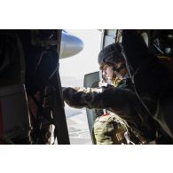 Un stagiaire du 1er régiment de chasseurs parachutistes (1er RCP) s'apprête à sauter depuis un avion Super Hercules à l'école des troupes aéroportées (ETAP) de Pau.