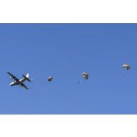 Des stagiaires du 1er régiment de chasseurs parachutistes (1er RCP) sautent d'un avion Super Hercules à l'école des troupes aéroportées (ETAP) de Pau.
