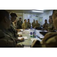 Briefing des pilotes au poste de commandement interarmées de théâtre (PCIAT) de N'Djamena, au Tchad.