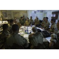 Briefing des pilotes au poste de commandement interarmées de théâtre (PCIAT) de N'Djamena, au Tchad.