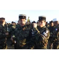 Convivialité du pot de Noël du lieutenant-colonel, chef du détachement français, à Mazar e Charif.