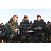 Convivialité du pot de Noël du lieutenant-colonel, chef du détachement français, à Mazar e Charif.