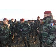 Convivialité du pot de Noël du lieutenant-colonel, chef du détachement français, à Mazar e Charif.
