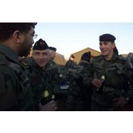 Convivialité du pot de Noël du lieutenant-colonel, chef du détachement français, à Mazar e Charif.