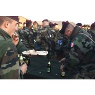Convivialité du pot de Noël du lieutenant-colonel, chef du détachement français, à Mazar e Charif.