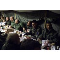 Repas de Noël des sections à Mazar e Charif : CCAS (compagnie de commandement, d'appui et des services).