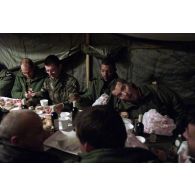 Repas de Noël des sections à Mazar e Charif : CCAS (compagnie de commandement, d'appui et des services).