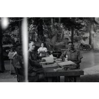 En Italie, dans le Latium, tombes de soldats allemands dans le secteur de Cassino et carcasse d'un bimoteur P-38 Lightning.