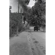 Un bâtiment brûle.