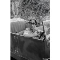 Un capitaine (Hauptmann) de la Luftwaffe aux commandes d'un véhicule (conduite à droite), il pourrait s'agir d'un véhicule de prise.