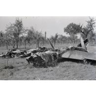 La carcasse d'un chasseur Lockheed P-38 Lightning.