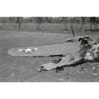 La carcasse d'un chasseur Lockheed P-38 Lightning.