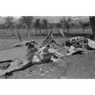 La carcasse d'un chasseur Lockheed P-38 Lightning.