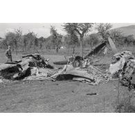 La carcasse d'un chasseur Lockheed P-38 Lightning.