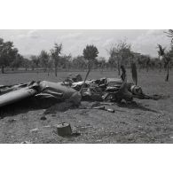 La carcasse d'un chasseur Lockheed P-38 Lightning.