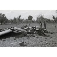 La carcasse d'un chasseur Lockheed P-38 Lightning.