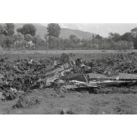 La carcasse d'un chasseur Lockheed P-38 Lightning.