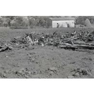 La carcasse d'un chasseur Lockheed P-38 Lightning.