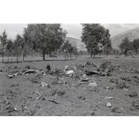 La carcasse d'un chasseur Lockheed P-38 Lightning.