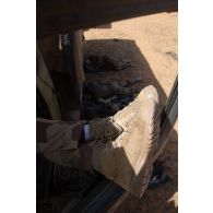 Un soldat du 16e bataillon de chasseurs à pied (16e BCP) se repose, les pieds sur la portière de son véhicule dans la région de Tofagala, au Burkina Faso.