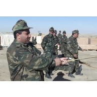 Montage des tentes de l'hôpital jordanien.