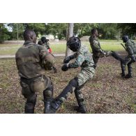 Des gendarmes ivoiriens s'entraînent au combat rapproché à Abidjan, en Côte d'Ivoire.
