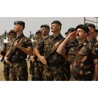 Section hongroise au "présentez-armes".