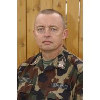 Portrait d'un membre de l'équipe du  DCOS (deputy chief of staff for operations ou adjoint au chef d'état-major des opérations) au camp de Film City à Pristina.