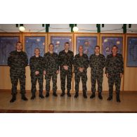 Photographie de groupe d'officiers slovènes au HQ (quartier général) KFOR de Pristina film city.