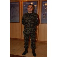 Portrait d'un officier slovène au HQ (quartier général) KFOR de Pristina film city.