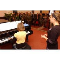 Le général de corps d'armée Xavier Bout Marnhac, COM-KFOR, assiste à un récital au piano à l'école de musique de Prizren Lorenc Antoni.