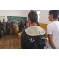 Le général de corps d'armée Xavier Bout Marnhac, COM-KFOR, visite l'école de musique de Prizren Lorenc Antoni.