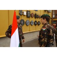 Visite du lieutenant général hongrois Laszlo Tömböl au HQ (quartier général) KFOR au camp Film City de Pristina.