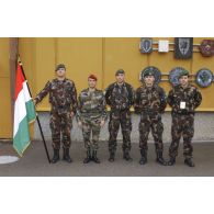 Garde d'honneur devant le HQ (quartier général) KFOR.