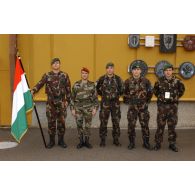 Garde d'honneur devant le HQ (quartier général) KFOR.