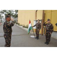 Le lieutenant général Johnson rend les honneurs au drapeau devant le HQ.