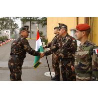 Rencontre entre le général de corps d'armée Xavier Bout de Marnhac COM-KFOR et le lieutenant général hongrois Laszlo Tömböl.