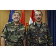 Photo officielle de la rencontre entre le général de corps d'armée Xavier Bout de Marnhac COM-KFOR et le lieutenant général hongrois Laszlo Tömböl.