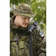 Militaire estonien en contrôle radio avec la base lors de la patrouille estonio-serbe à la frontière du Kosovo et de la Serbie.