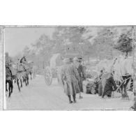 Un attelage a glissé sur le verglas. Le reste de la colonne déboîte. [légende d'origine]