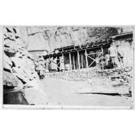 La messe un peu plus tard, il peut pleuvoir maintenant. [légende d'origine]